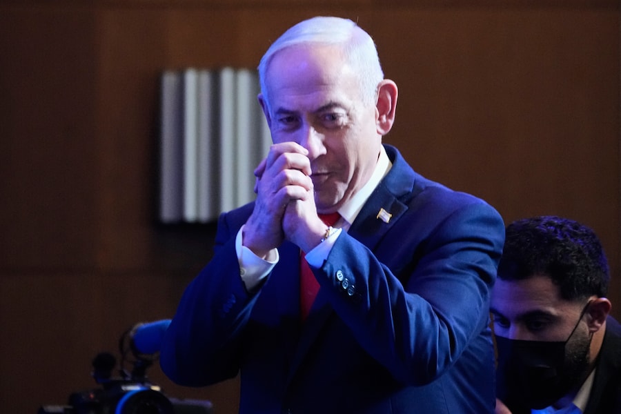 Il primo ministro israeliano Benjamin Netanyahu saluta i suoi sostenitori presso la sede del partito Likud a Gerusalemme dopo la pubblicazione dei primi risultati degli exit poll relativi alle elezioni generali israeliane, mercoledì 28 ottobre 2026. (AP Photo/Ohad Zwigenberg) (APN)