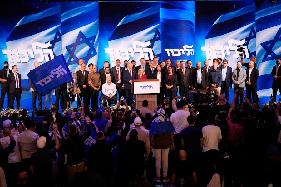Il primo ministro israeliano Benjamin Netanyahu parla ai suoi sostenitori accanto alla moglie Sara presso la sede del partito Likud a Gerusalemme, dopo la pubblicazione dei primi risultati degli exit poll relativi alle elezioni generali israeliane, mercoledì 28 ottobre 2026. (AP Photo/David Goldman) (APN)