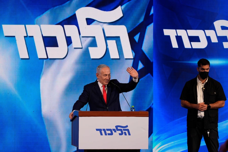 Il primo ministro israeliano Benjamin Netanyahu saluta i sostenitori presso la sede del partito Likud a Gerusalemme, dopo la pubblicazione dei primi risultati degli exit poll relativi alle elezioni generali israeliane, mercoledì 28 ottobre 2026. (AP Photo/David Goldman) (APN)