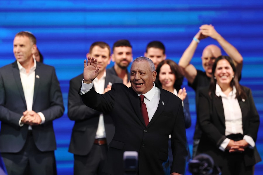 Il leader del partito Yashar ed ex capo delle forze armate israeliane, Gadi Eisenkot, saluta i suoi sostenitori mentre festeggiano i primi risultati elettorali, Tel Aviv, 27 ottobre 2026. Gli israeliani si sono recati alle urne per le prime elezioni nazionali della 26ª Knesset (parlamento) dopo l’attacco del 7 ottobre 2023 guidato da Hamas. EPA/ATEF SAFADI (EPA)