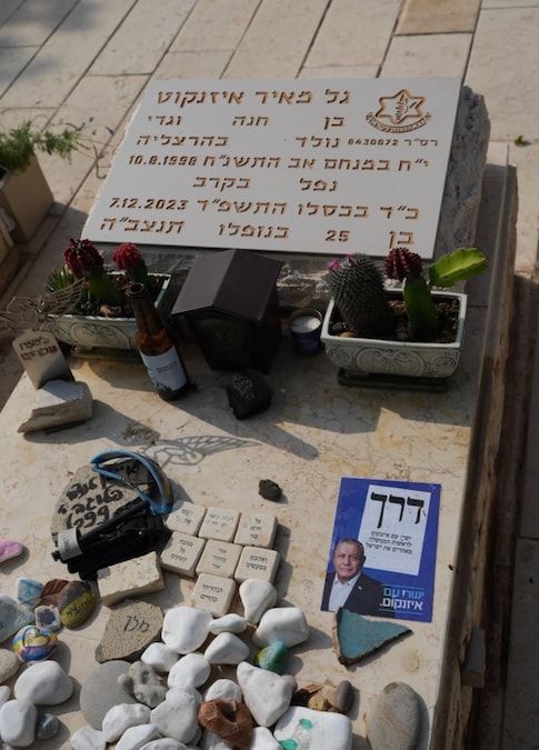 Foto pubblicate sul profilo da Gadi Eisenkot sulla tomba del figlio Gal, soldato ucciso a Gaza nel 2023. 27 ottobre 2026 ANSA/X di Gadi Eisenkot (ANSA)