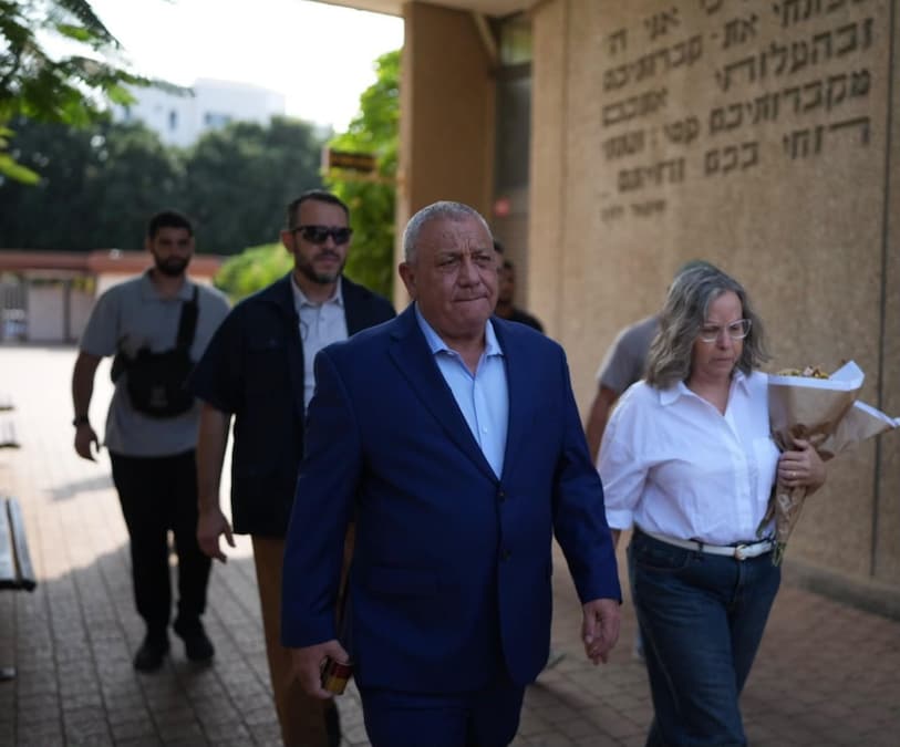 Foto pubblicate sul profilo da Gadi Eisenkot sulla tomba del figlio Gal, soldato ucciso a Gaza nel 2023. 27 ottobre 2026 ANSA/X di Gadi Eisenkot (ANSA)