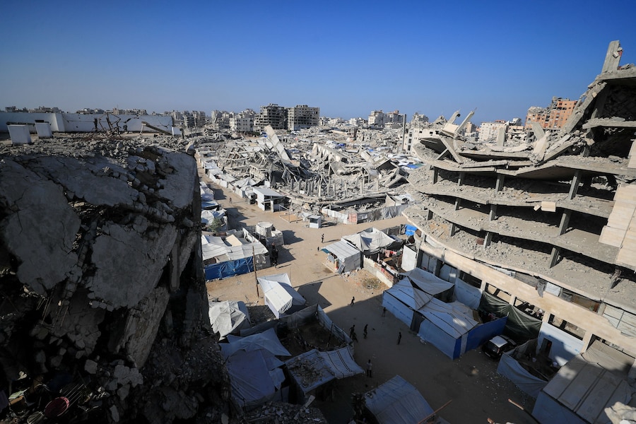 I palestinesi camminano tra le macerie degli edifici distrutti durante la guerra a Gaza City, il 28 ottobre 2026. REUTERS/Dawoud Abu Alkas (REUTERS)