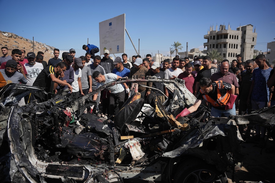 I palestinesi ispezionano i rottami di un veicolo distrutto in un attacco aereo israeliano nel campo profughi di Maghazi, nella Striscia di Gaza centrale, giovedì 29 ottobre 2026. (Foto AP/Abdel Kareem Hana) Associated Press/ LaPresse Solo Italia e Spagna (APN)