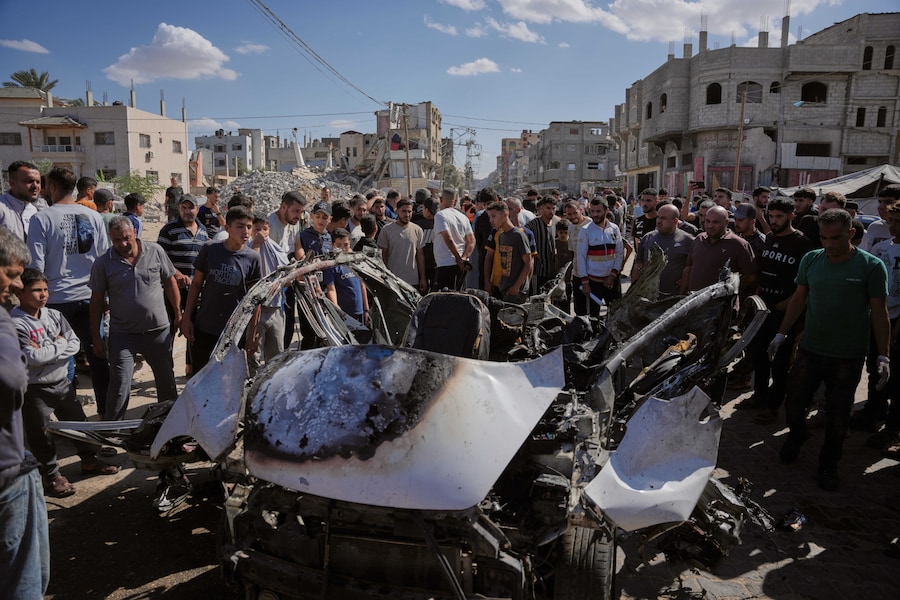 I palestinesi ispezionano i rottami di un veicolo distrutto in un attacco aereo israeliano nel campo profughi di Maghazi, nella Striscia di Gaza centrale, giovedì 29 ottobre 2026. (Foto AP/Abdel Kareem Hana) Associated Press/ LaPresse Solo Italia e Spagna (APN)