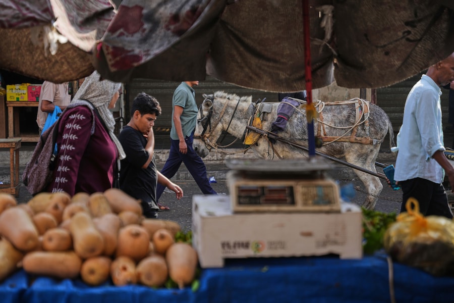 I palestinesi fanno acquisti in un mercato locale a Deir al-Balah, nella Striscia di Gaza centrale, venerdì 23 ottobre 2026. (Foto AP/Abdel Kareem Hana) (APN)