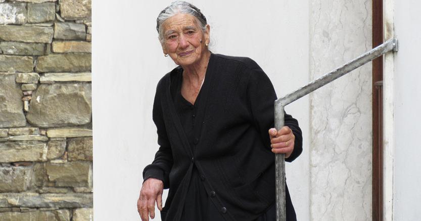 Anziana signora ad Alessandria del Carretto, nel Pollino (ph Franco Scarpino)