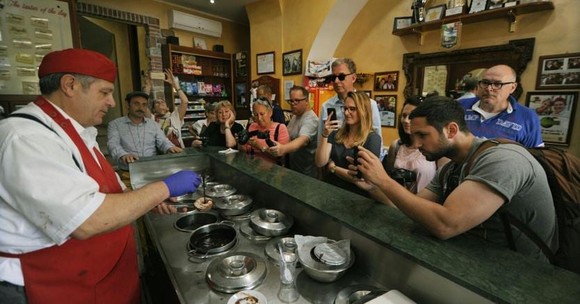 Preparazione del tartufo davanti a turisti tedeschi