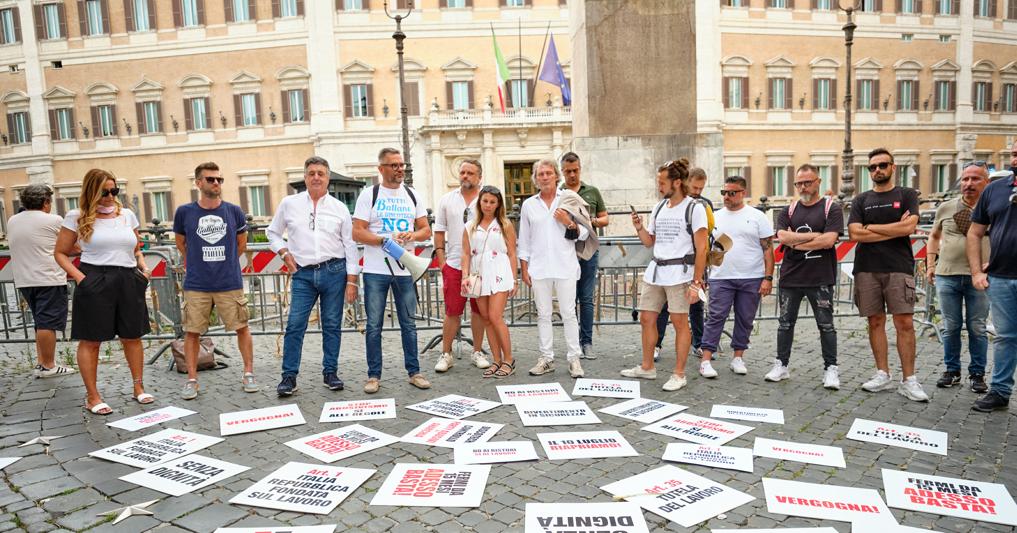 Una manifestazione dei proprietari delle discoteche davanto alla Camera per la riapertura dei locali notturni (Lapresse) 