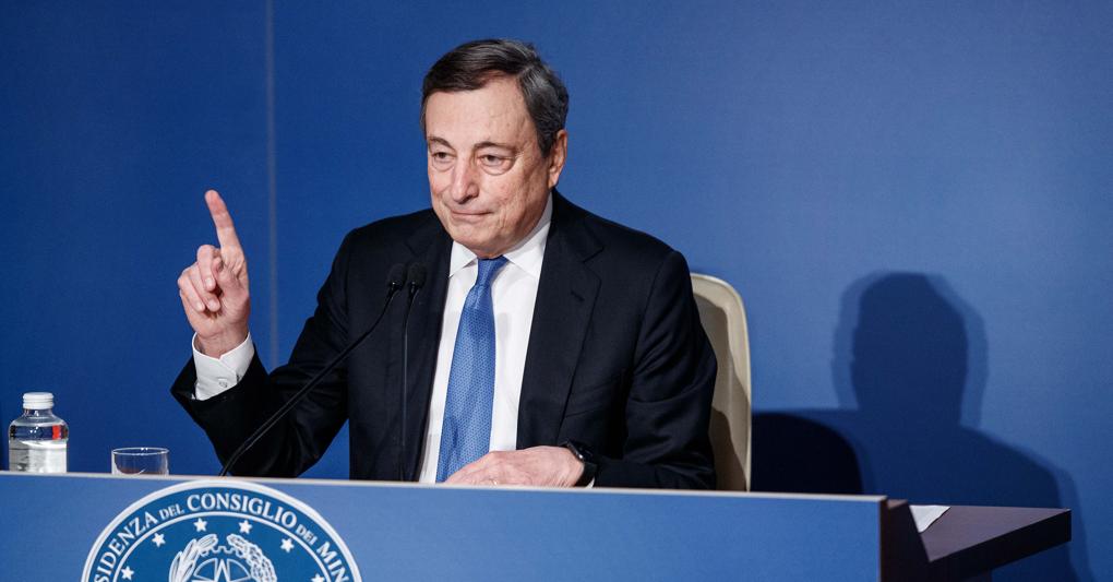 Il premier Mario Draghi alla conferenza stampa di fine anno (Lapresse) 