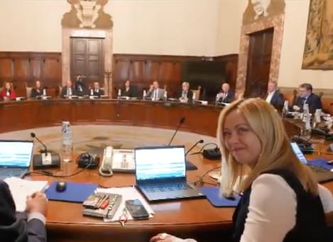 Giorgia Meloni durante il consiglio dei ministri del 1° maggio (Agf)