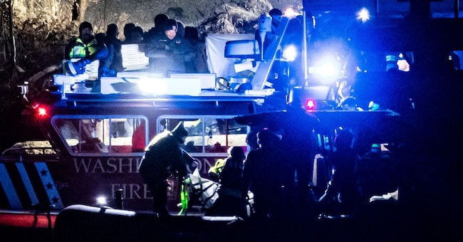 WASHINGTON, DC - Le unità di emergenza conducono operazioni di ricerca e soccorso nel fiume Potomac vicino all’aeroporto Ronald Reagan di Washington. Un volo dell’American Airlines da Wichita, Kansas, è entrato in collisione con un elicottero mentre si avvicinava all’aeroporto nazionale Ronald Reagan. (Photo by Al Drago / Getty Images North America / Getty Images via AFP)