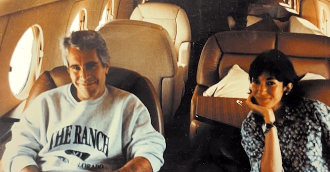 Jeffrey Epstein con Ghislaine Maxwell in una delle foto contenute nei file Epstein e pubblicate dal Dipartimento di Giustizia degli Stati Uniti. (Ansa)