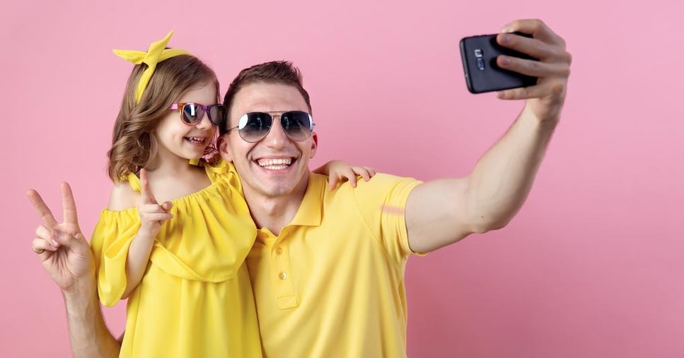 Diffondere foto dei figli sui social è pericoloso? Dai danni emotivi a quelli futuri di reputazione Diffondere foto dei figli sui social è pericoloso? Dai danni emotivi a quelli futuri di reputazione