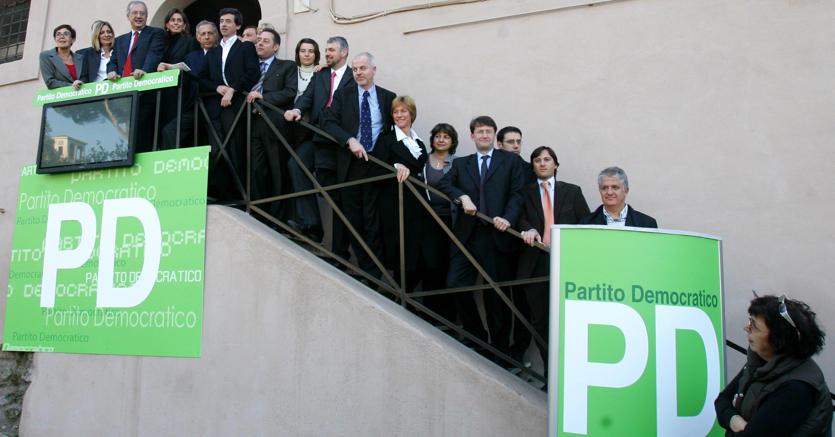 Walter Veltroni inaugura la nuova sede Pd al Circo Massimo (Ansa)
