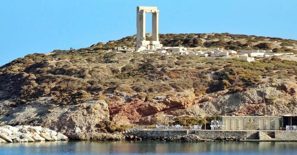Portara, la porta del tempio di Apollo, unico lascito di un edificio del VI secolo a.C. che possiamo immaginare immenso e quasi con le fondamenta in mare 
