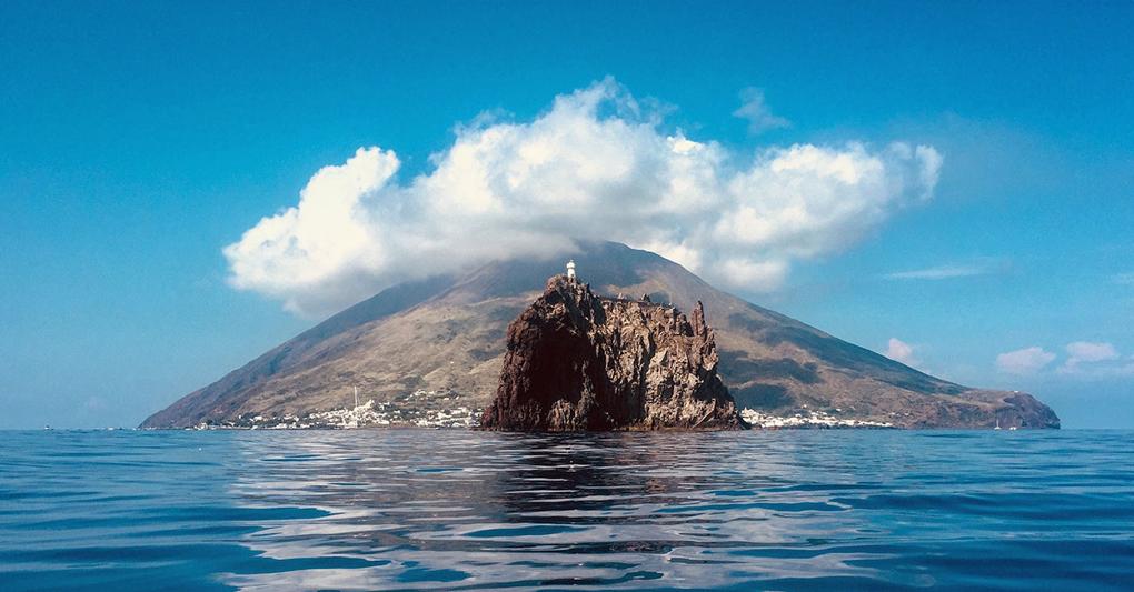 La sagoma inconfondibile di Stromboli 