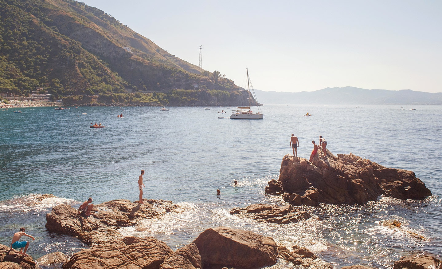 https://i2.res.24o.it/images2010/Editrice/ILSOLE24ORE/ILSOLE24ORE/Online/Immagini/ArticleGallery/Viaggi/2025/07/Apertura%20Viaggio%20in%20Calabria%20tra%20mare%20e%20montagne.jpg