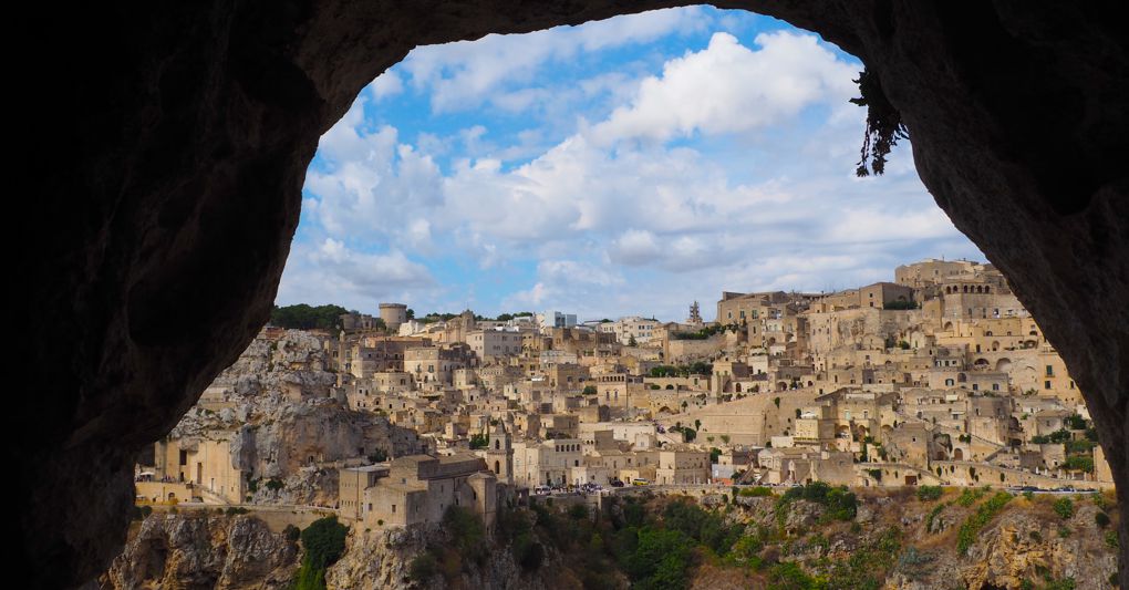 https://i2.res.24o.it/images2010/Editrice/ILSOLE24ORE/ILSOLE24ORE/Online/Immagini/ArticleGallery/Viaggi/2025/10/Ritagli/Apertura%20Matera%20vista%20dalla%20sua%20Gravina-U38013420103Vsu-1020x533@IlSole24Ore-Web.JPG