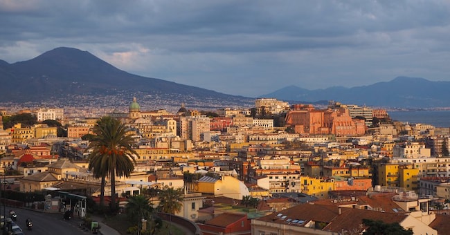 Panorama da cartolina su di una Napoli primaverile