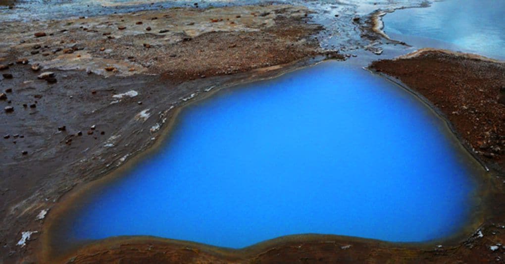 https://i2.res.24o.it/images2010/Editrice/ILSOLE24ORE/ILSOLE24ORE/Online/Immagini/ArticleGallery/Viaggi/2026/05/Ritagli/Apertura%20%20Geysir%20sorprende%20con%20i%20suoi%20soffi%20e%20specchi-U38207155673AzO-1020x533@IlSole24Ore-Web.jpg
