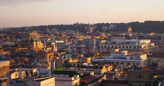 La luce di maggio sul cielo di Roma prima dell’imbrunire
