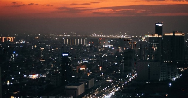 Le mille e più luci della capitale cambogiana viste dal tetto dell’Hotel Rosewood