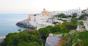 Santa Cesarea Terme con le sue ville, terme e giardini di inizio ’900