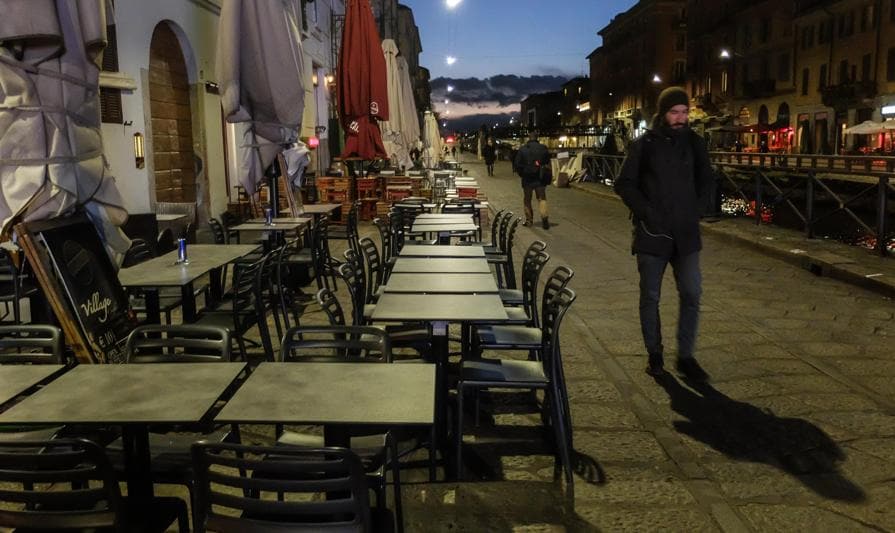 Ripa di Porta Ticinse e il Naviglio Grande con i tavolini dei locali deserti per l'emergenza del coronavirus a Milano (Ansa) 
