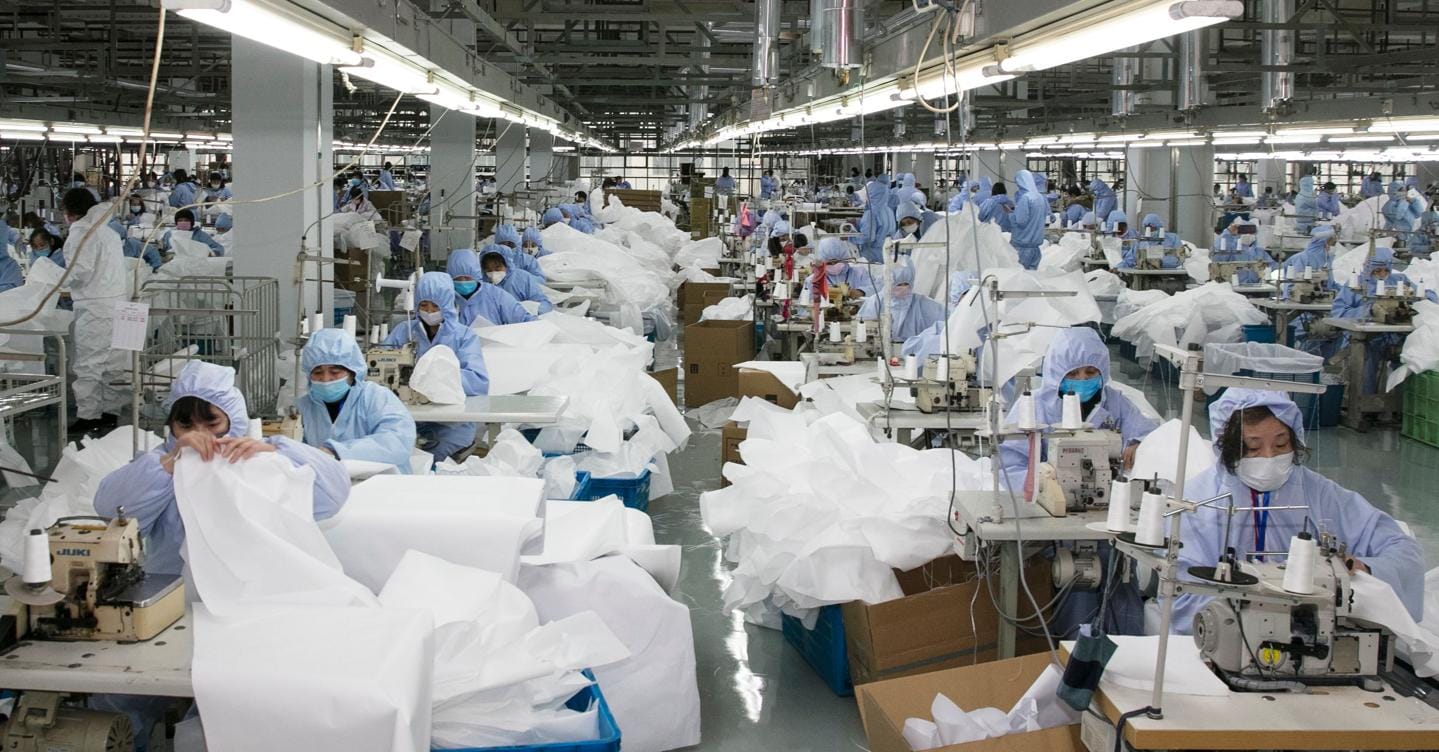Una fabbrica di abbigliamento a Wuxi, in Cina (Afp) 
