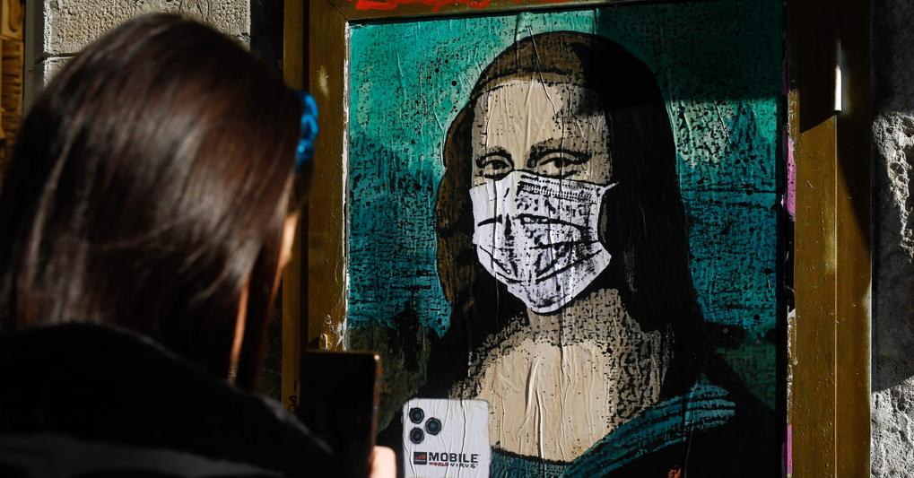 La Gioconda con la mascherina che si fa un selfie: l’epidemia di coronavirus secondo Tv Boy in un graffito apparso a Barcellona (Afp) 