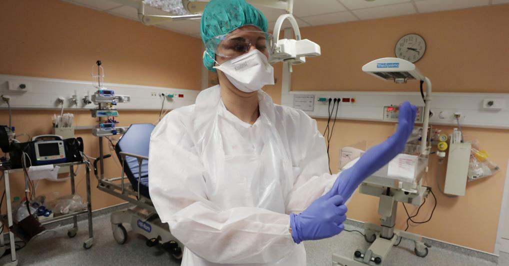 Un’infermiera indossa l’abbigliamento protettivo all’ospedale pediatrico Lenval di Nizza, Francia (Reuters) 
