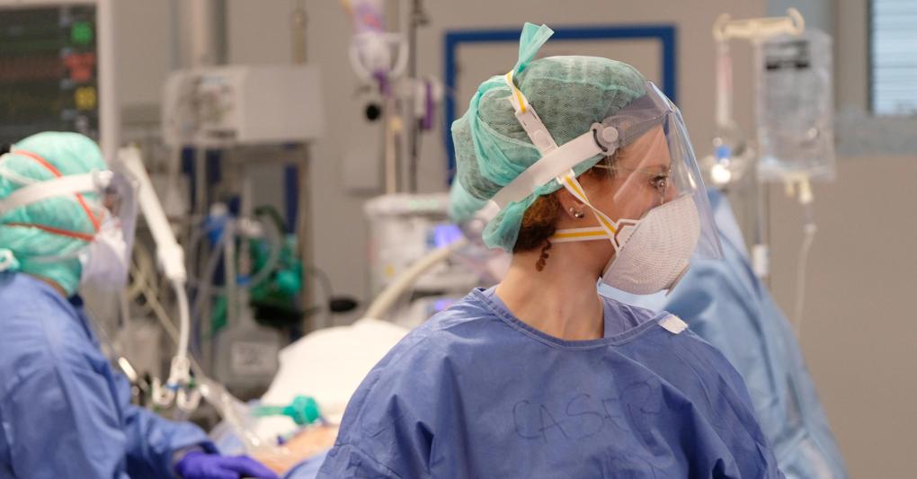 Al lavoro all’Istituto Ospedaliero Poliambulanza di Brescia. (ANSA/FILIPPO VENEZIA) 