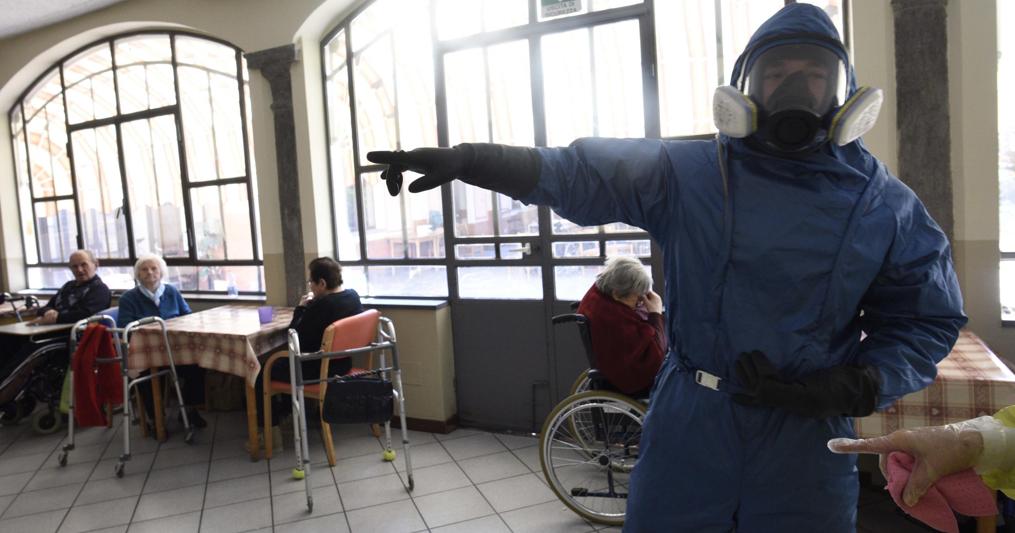 Operazioni di sanificazione di una casa di riposo a Covo (Bergamo) 