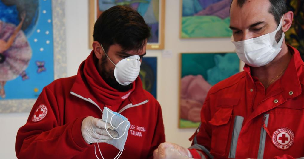La Croce Rossa si prepara a distribuire mascherine gratuite a Firenze (Ansa) 