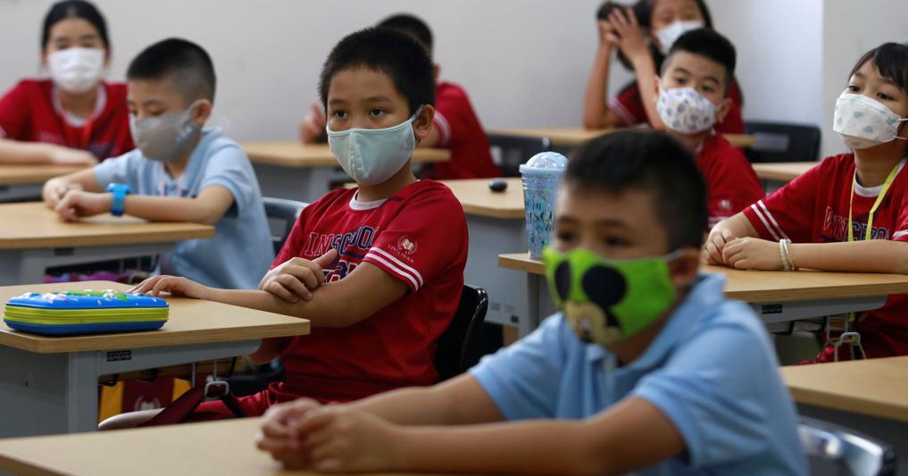 Vietnam: a scuola con le mascherine. (REUTERS/Yen Duong) 