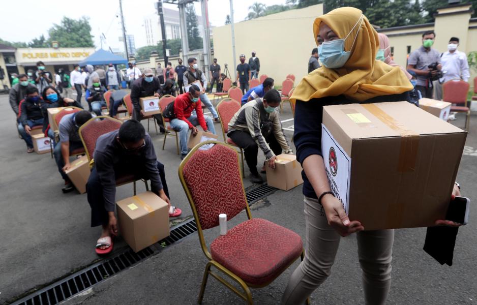 Distanziamento sociale e scatole di cibo a West Java, Indonesia, 