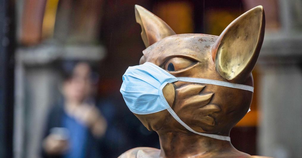 Statua di un gatto con la mascherina a Shanghai, Cina. (EPA/ALEX PLAVEVSKI) 