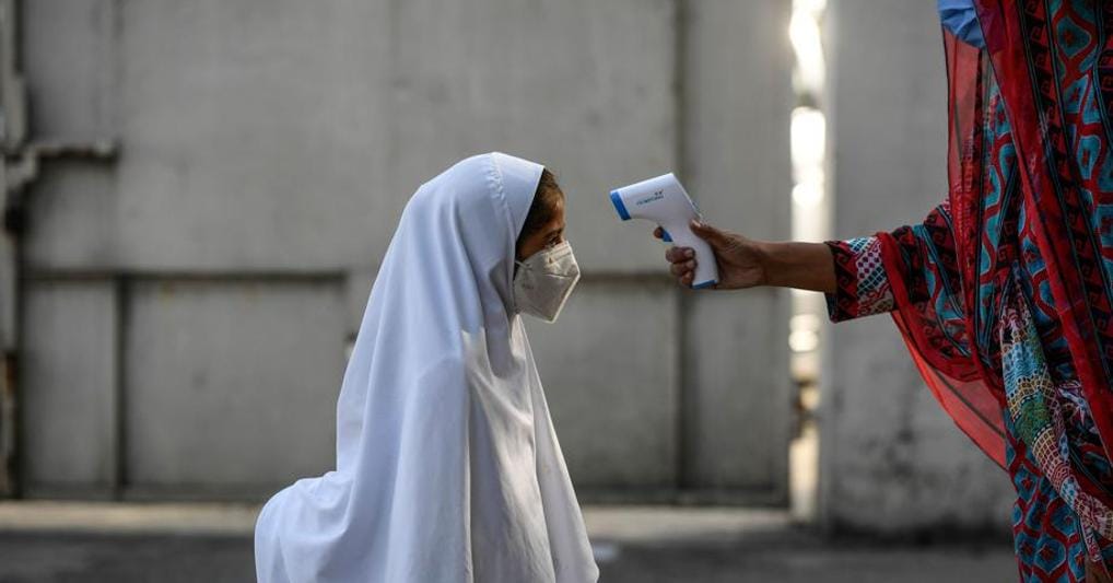 Controllo della febbre prima di entrare a scuola in Pakistan 