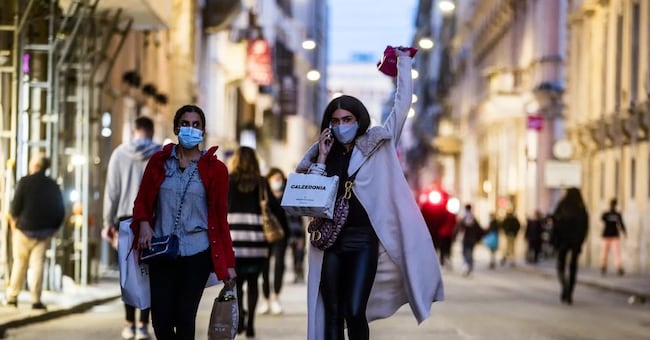 Roma, lo shopping ai tempi del coronavirus (Ansa) 