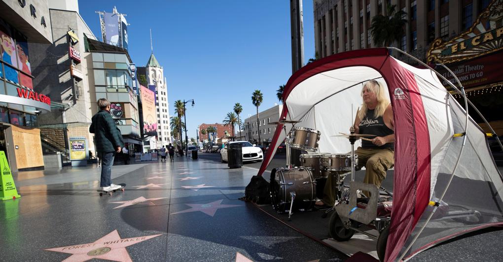 Coronavirus, a Hollywood Boulevard c’è chi suona la batteria in tenda (Reuters) 