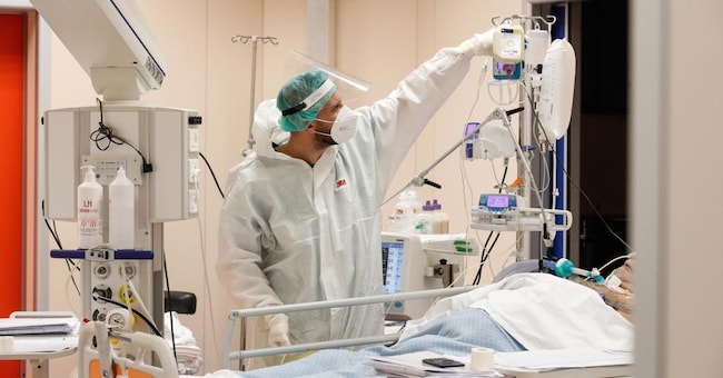 Operatore sanitario con indosso tuta e maschera protettiva nel reparto di terapia intensiva dell'ospedale Gvm Icc di Casalpalocco vicino Roma durante la seconda ondata della pandemia di Covid-19 (Foto Ansa/Lami) 