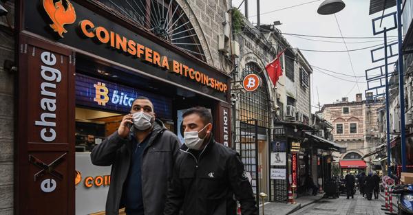 Un negozio di "Bitcoin Change" nei pressi del Grand Bazaar di Istanbul (Afp)