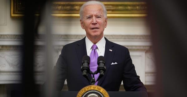 Il neopresidente Usa Joe Biden parla della strategia anti Covid-19 alla Casa Bianca (AFP)