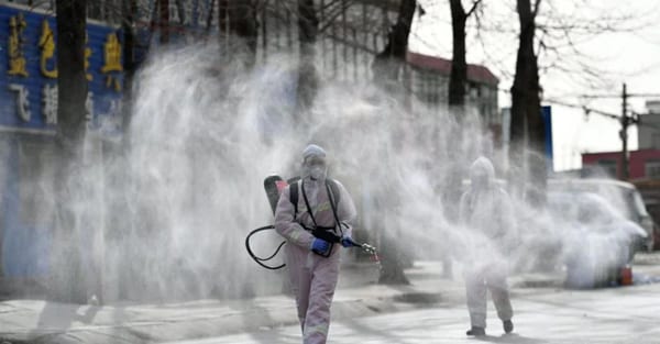 Sanificazione a Shijiazhuang, provincia dello Hebei, Cina (Afp)