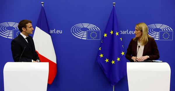  Emmanuel Macron e Roberta Metsola (Reuters)
