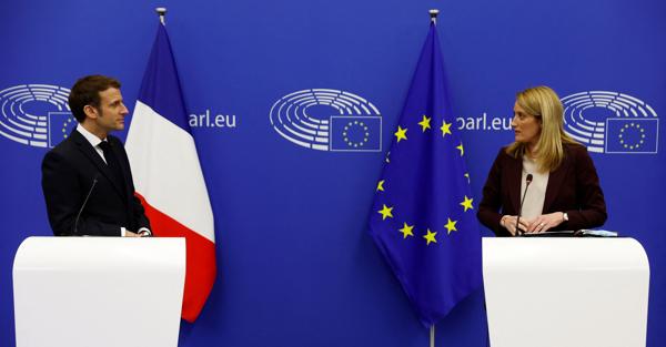 Emmanuel Macron e Roberta Metsola (Reuters)