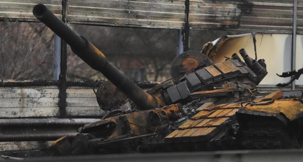 Un tank distrutto a Makariv  
