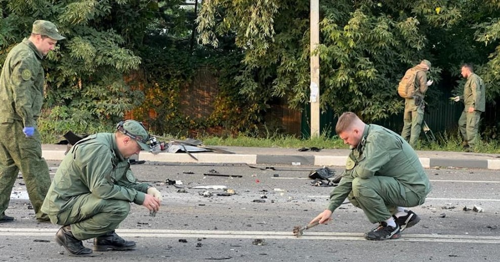 Investigatori al lavoro sul luogo dell’esplosione che ha ucciso Darya Dugina, figlia dell’ideologo russo ultranazionalista Alexander Dugin. (Comitato investigativo della Russia/via REUTERS)