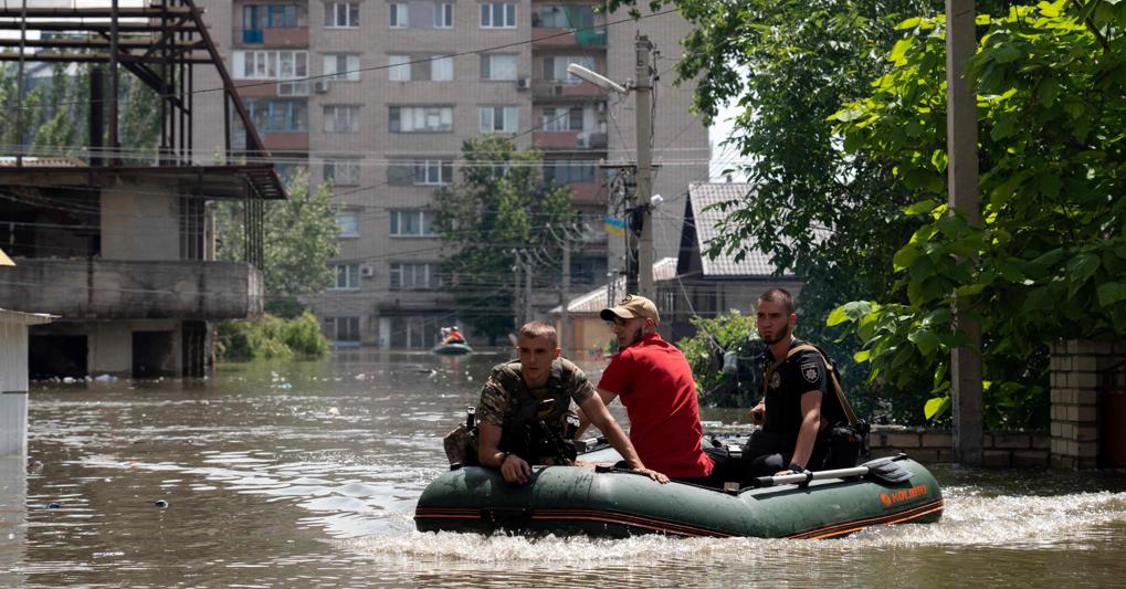 Ucraina, ultime notizie. Nyt, «la diga in Ucraina è esplosa dall’interno». Oltre 2.600 case allagate nel Kherson